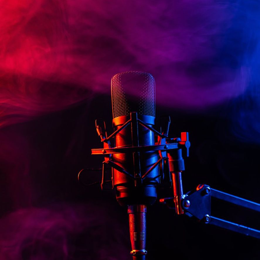 Micrófono profesional con humo e iluminación roja